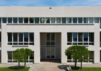24 salles, théâtre et salle ominisport pour le Collège de la Terre Sainte à Coppet, une référence européenne sur le plan énergétique.