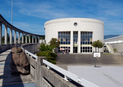 24 salles, théâtre et salle ominisport pour le Collège de la Terre Sainte à Coppet, une référence européenne sur le plan énergétique.