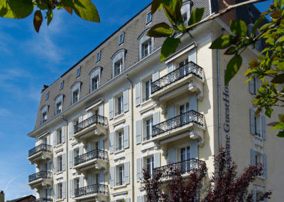 Assainissement énergétique d’un bâtiment de logements transformé en Guest-house, chemin des Epinettes à Lausanne. Prix solaire suisse 2002.