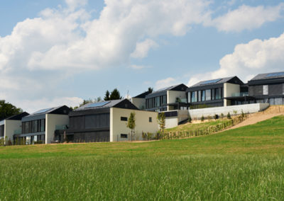 Hamo+ est une construction de 2 groupements de 4 bâtiments contigus constitués chacun de deux appartements à Vers-chez-les-Blanc.