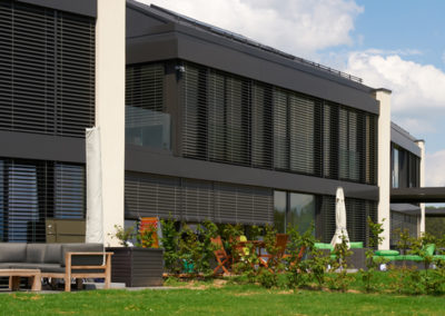 Hamo+ est une construction de 2 groupements de 4 bâtiments contigus constitués chacun de deux appartements à Vers-chez-les-Blanc.